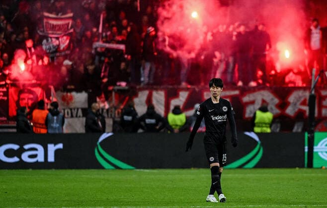 07 04 2022, xpsx, football UEFA Europa League quarterfinals, Eintracht Frankfurt FC Barcelona v l Daichi Kamada Eintracht Frankfurt bengalos DFL DFB REGULATES PROHIBIT ANY USE OF PHOTOGRAPHS as IMAGE SEQUENCES and or QUASI VIDEO emspor Frankfurt