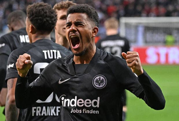 07 04 2022, xjhx, football UEFA Europa League, Eintracht Frankfurt FC Barcelona emspor, v l goal celebration after the goal celebrating the goal celebrate 1 0 by Ansgar Knauff Eintracht Frankfurt DFL DFB REGULATES PROHIBIT ANY USE OF PHOTOGRAPHS as IMAGE SEQUENCES and or QUASI VIDEO Frankfurt am Main