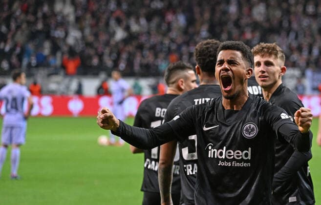 07 04 2022, xjhx, football UEFA Europa League, Eintracht Frankfurt FC Barcelona emspor, v l goal celebration after the goal celebrating the goal celebrate 1 0 by Ansgar Knauff Eintracht Frankfurt DFL DFB REGULATES PROHIBIT ANY USE OF PHOTOGRAPHS as IMAGE SEQUENCES and or QUASI VIDEO Frankfurt am Main