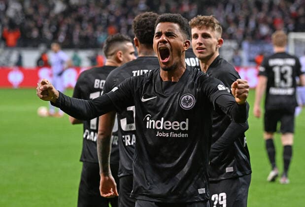 07 04 2022, xjhx, football UEFA Europa League, Eintracht Frankfurt FC Barcelona emspor, v l goal celebration after the goal celebrating the goal celebrate 1 0 by Ansgar Knauff Eintracht Frankfurt DFL DFB REGULATES PROHIBIT ANY USE OF PHOTOGRAPHS as IMAGE SEQUENCES and or QUASI VIDEO Frankfurt am Main