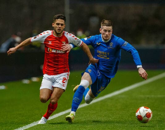 S.C. Braga v Rangers UEFA Europa League Yan Couto of S.C. Braga and Ryan Kent of Rangers battle for the ball during the UEFA Europa League Quarter Final First Leg match at Estadio Municipal de Braga, Monte Castro Content Not Available For UK Newspapers Copyright: xDiogoxSilvax FIL-16737-0011 UK Newspapers OUT