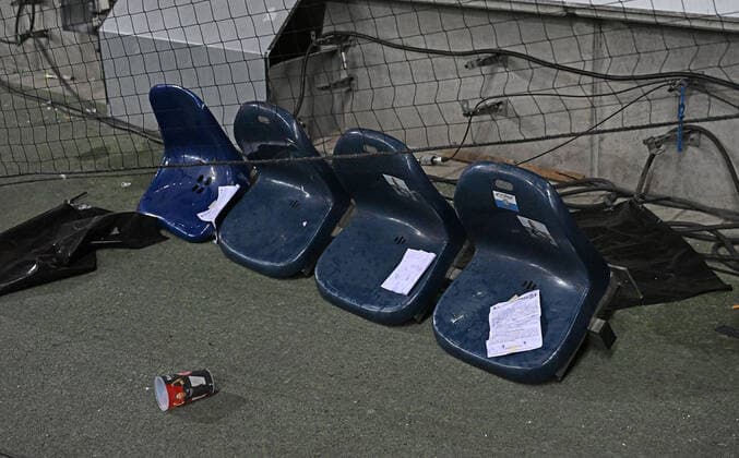 07 04 2022, xjhx, football UEFA Europa League, Eintracht Frankfurt FC Barcelona emspor, v l Broken bench seats in front of the fan block of Eintracht DFL DFB REGULATES PROHIBIT ANY USE OF PHOTOGRAPHS as IMAGE SEQUENCES and or QUASI VIDEO Frankfurt am Main