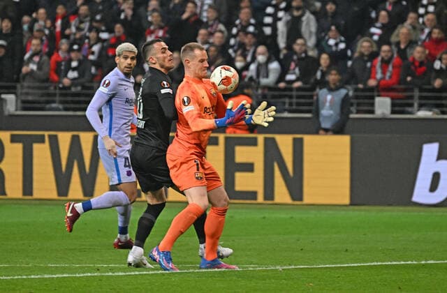 07 04 2022, xjhx, football UEFA Europa League, Eintracht Frankfurt FC Barcelona emspor, v l Filip Kostic Eintracht Frankfurt Marc Andre ter Stegen FC Barcelona Zweikampf, action, battle for the ball DFL DFB REGULATIONS PROHIBIT ANY USE OF PHOTOGRAPHS AS IMAGE SEQUENCES AND OR QUASI VIDEO Frankfurt am Main