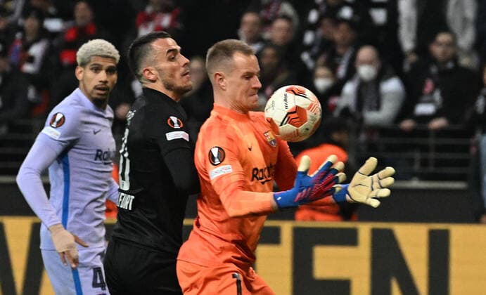 07 04 2022, xjhx, football UEFA Europa League, Eintracht Frankfurt FC Barcelona emspor, v l Filip Kostic Eintracht Frankfurt Marc Andre ter Stegen FC Barcelona Zweikampf, action, battle for the ball DFL DFB REGULATIONS PROHIBIT ANY USE OF PHOTOGRAPHS AS IMAGE SEQUENCES AND OR QUASI VIDEO Frankfurt am Main