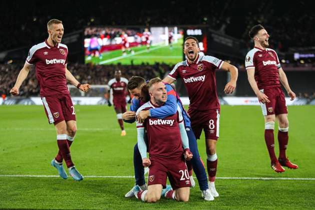 Sport Bilder des Tages London, England, 7th April 2022. Jarrod Bowen of West Ham United celebrates scoring their side s first goal of the game during the UEFA Europa League match at the London Stadium, London. Picture credit should read: Kieran Cleeves Sportimage EDITORIAL USE ONLY. No use with unauthorised audio, video, data, fixture lists, club league logos or live services. Online in-match use limited to 120 images, no video emulation. No use in betting, games or single club league player publications. SPI-1634-0022
