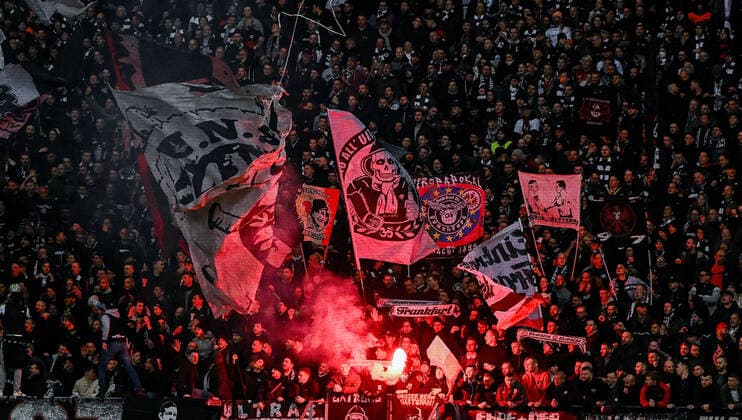 07 04 2022, xpsx, football UEFA Europa League quarterfinals, Eintracht Frankfurt FC Barcelona v l fans zuschauer bengalo pyro DFL DFB REGULATES PROHIBIT ANY USE OF PHOTOGRAPHS as IMAGE SEQUENCES and or QUASI VIDEO emspor Frankfurt