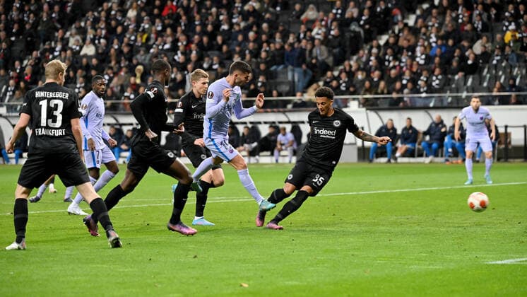 Frankfurt, Deutsche Bank Park, 07 04 22, GER, Herren, UEFA Europa League, Saison 2021 2022, Eintracht Frankfurt FC Barcelona Bild Ferran Torres Barcelona macht das Tor zum 1 1 Nur fuer journalistische Zwecke Only for editorial use According to the regulations of the DFL Deutsche Fußball Liga, it is prohibited to exploit or have exploited photographs taken in the stadium and or from the game in the form of sequence images and or video-like photo series DFL regulations prohibit any use of photographs as image sequences and or quasi video Hesse Germany