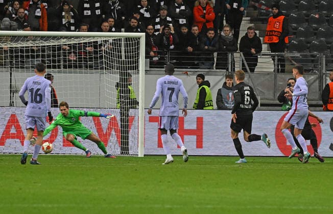 07 04 2022, xjhx, football UEFA Europa League, Eintracht Frankfurt FC Barcelona emspor, v l Ferran Torres FC Barcelona scores the Goal 1 1 Kevin Trapp Eintracht Frankfurt DFL DFB REGULATIONS PROHIBIT ANY USE OF PHOTOGRAPHS as IMAGE SEQUENCES and or QUASI VIDEO Frankfurt am Main