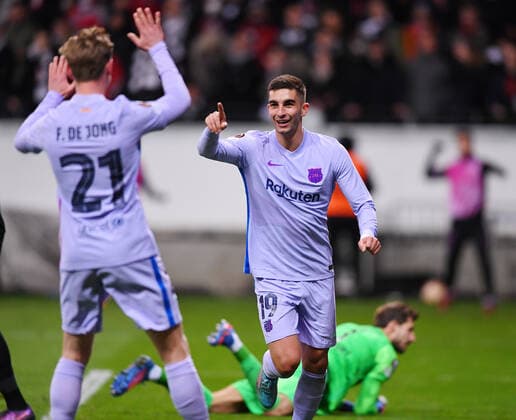 FOOTBALL EUROPE LEAGUE SEASON 2021 2022 quarterfinal first leg Eintracht Frankfurt FC Barcelona 07 04 2022 JOY Barca goal scorer to equalize 1 1 Ferran Torres r and Frenkie de Jong li