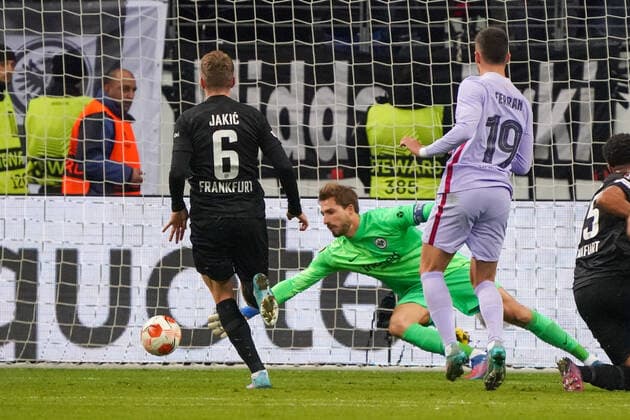 Ferran Torres FC Barcelona, Barca scores the goal to 1 1 against goalkeeper Kevin Trapp Eintracht Frankfurt Frankfurt 07 04 2022 Eintracht Frankfurt vs FC Barcelona, UEFA Europa League, quarterfinals, first leg