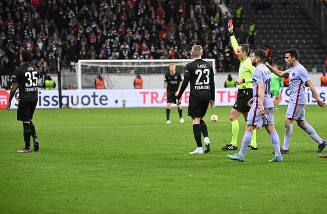 07 04 2022, xjhx, football UEFA Europa League, Eintracht Frankfurt FC Barcelona emspor, v l referee Srdjan Jovanovic Serbia shows Tuta Eintracht Frankfurt the yellow red card DFL DFB REGULATES PROHIBIT ANY USE OF PHOTOGRAPHS as IMAGE SEQUENCES and or QUASI VIDEO Frankfurt am Main