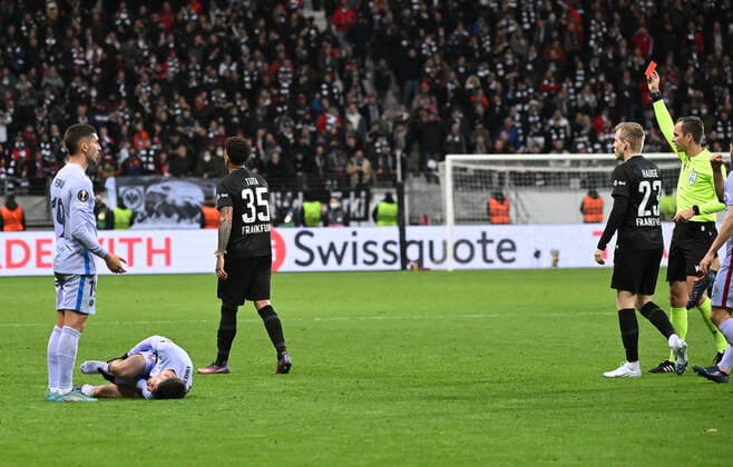 07 04 2022, xjhx, football UEFA Europa League, Eintracht Frankfurt FC Barcelona emspor, v l referee Srdjan Jovanovic Serbia shows Tuta Eintracht Frankfurt the yellow red card DFL DFB REGULATES PROHIBIT ANY USE OF PHOTOGRAPHS as IMAGE SEQUENCES and or QUASI VIDEO Frankfurt am Main