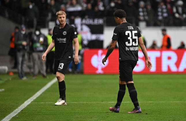 07 04 2022, xjhx, football UEFA Europa League, Eintracht Frankfurt FC Barcelona emspor, v l referee Srdjan Jovanovic Serbia shows Tuta Eintracht Frankfurt the yellow red card Martin Hinteregger Eintracht Frankfurt zautz DFL DFB REGULATES PROHIBIT ANY USE OF PHOTOGRAPHS as IMAGE SEQUENCES and or QUASI VIDEO Frankfurt am Main