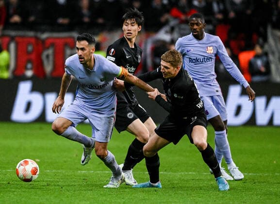 07 04 2022, xpsx, football UEFA Europa League quarterfinals, Eintracht Frankfurt FC Barcelona v l Sergio Busquets FC Barcelona , Kristijan Jakic Eintrach Frankfurt DFL DFB REGULATIONS PROHIBIT ANY USE OF PHOTOGRAPHS as IMAGE SEQUENCES and or QUASI VIDEO emspor Frankfurt