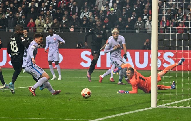 07 04 2022, xjhx, football UEFA Europa League, Eintracht Frankfurt FC Barcelona emspor, v l goal chance Evan Ndicka N Dicka N Dicka Eintracht Frankfurt Marc Andre ter Stegen FC Barcelona DFL DFB REGULATIONS PROHIBIT ANY USE OF PHOTOGRAPHS AS IMAGE SEQUENCES AND OR QUASI VIDEO Frankfurt am Main