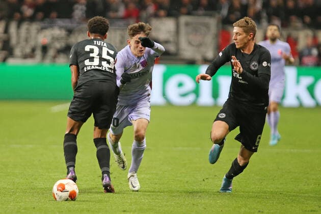 Foul to yellow card by Tuta Eintracht Frankfurt , Nr 35 to Gavi FC Barcelona, Nr 30 , Kristijan Jakic Eintracht Frankfurt , Nr 6 is late , Eintracht Frankfurt FC Barcelona, soccer, UEFA Euro League, season 2021 2022, quarterfinal first leg, home match, 07 04 2021, quarterfinal, soccer European Cup competition for club teams, European Cup competition, European Cup 2022