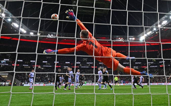 07 04 2022, xjhx, football UEFA Europa League, Eintracht Frankfurt FC Barcelona emspor, v l Ansgar Knauff Eintracht Frankfurt scores the Goal 1 0 Marc Andre ter Stegen FC Barcelona DFL DFB REGULATIONS PROHIBIT ANY USE OF PHOTOGRAPHS as IMAGE SEQUENCES and or QUASI VIDEO Frankfurt am Main