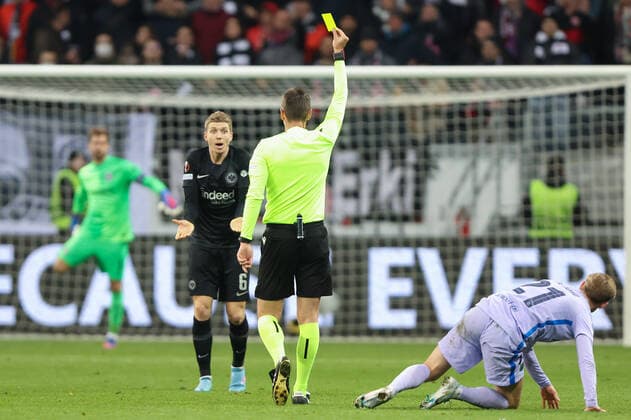 Eintracht Frankfurt FC Barcelona, UEFA Europa League Referee Srdjan Jovanovic Serbia shows Kristijan Jakic Eintracht Frankfurt, 6 the yellow card for a foul on Frenkie de Jong FC Barcelona, 21 quarterfinal first leg of the UEFA Europa League between Eintracht Frankfurt and FC Barcelona on 7 April 2022 at Deutsche Bank Park in Frankfurt am Main , Frankfurt am Main Hesse Germany Deutsche Bank Park