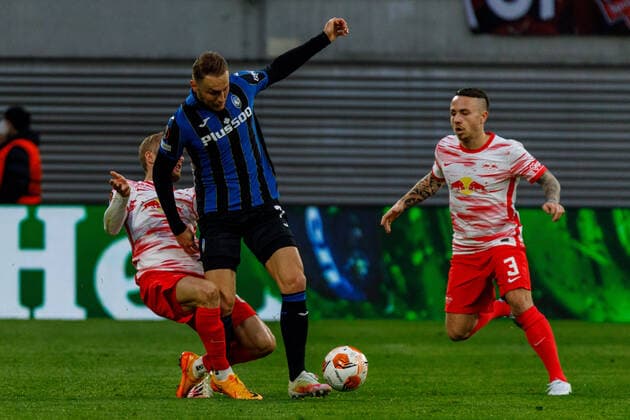 Leipzig, Germany 07 April 2022 Europa League 2021 2022 RB Leipzig vs Bergamo v li in duel Konrad Laimer RB Leipzig and Teun Koopmeiners Atalanta Bergamo Red Bull Stadion Saxony Copyright: xFotostandx xMatybax