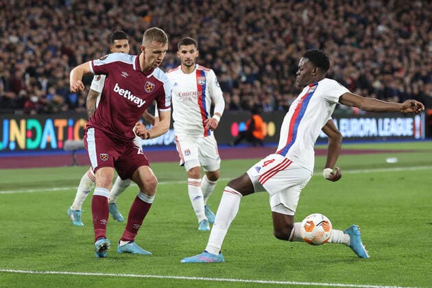 West Ham gegen Lyon 6. April 2022, London EUROPA League Fußball, Viertelfinale, Hinspiel West Ham gegen Olympique Lyonnais Tomas Soucek von West Ham schiebt den Ball an Castello Lukeba von Lyon vorbei Foto Charlotte Wilson Abseits London UK  Copyright: xCharlottexWilsonx xOffsidexOffside
