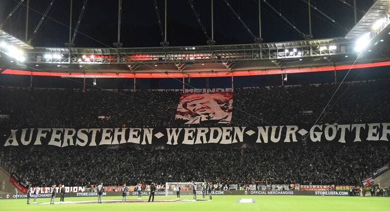07 04 2022 Frankfurt am Main, Deutsche Bank Park Football, UEFA Europa League Quarterfinals Eintracht Frankfurt FC Barcelona The Ultras in the Curve show respect for the deceased Jürgen Grabi Grabowski emspor, DFL regulations prohibit any use of photographs as image sequences and or quasi video