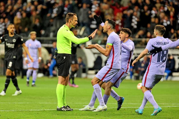 Frankfurt, Germany 07 April 2022 Europa League 2021 2022 Eintracht Frankfurt vs FC Barcelona Busquets Barca and Pedri Barca loudly and gesticulately complain about the alleged penalty decision of referee Srdan Jovanovic Serbia Deutsche Bank Park Hesse Copyright: xFotostandx xRacochax