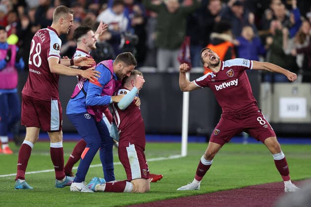 West Ham gegen Lyon 6. April 2022, London EUROPA League Fußball, Viertelfinale, Hinspiel West Ham gegen Olympique Lyonnais Pablo Fornals von West Ham feiert das Tor von Jarrod Bowen von West Ham Foto Charlotte Wilson Abseits London UK  Copyright: xCharlottexWilsonx xOffsidexOffside