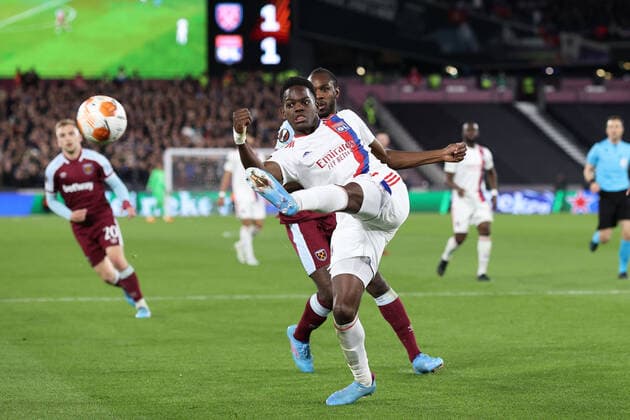 West Ham gegen Lyon 6. April 2022, London EUROPA League Fußball, Viertelfinale, Hinspiel West Ham gegen Olympique Lyonnais Castello Lukeba von Lyon klärt den Ball Foto Charlotte Wilson Abseits London UK  Copyright: xCharlottexWilsonx xOffsidexOffside