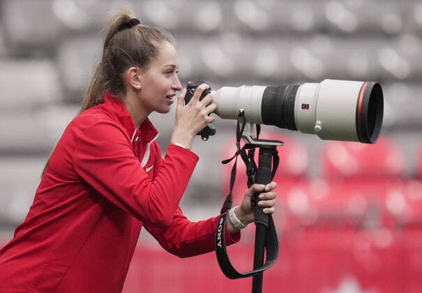 Sport Bilder des Tages April 7, 2022, VANCOUVER, BC, CANADA: Canada s women s national soccer team forward Jordyn Huitema uses the team photographer s camera after team practice ahead of two friendly matches against Nigeria, in Vancouver, on Thursday, April 7, 2022. Canada News - April 7, 2022  - ZUMAc35_ 20220407_zaf_c35_135 Copyright: xDarrylxDyckx