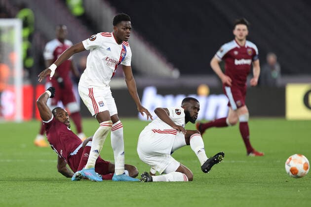West Ham gegen Lyon 6. April 2022, London EUROPA League Fußball, Viertelfinale, Hinspiel West Ham gegen Olympique Lyonnais Michail Antonio von West Ham, Castello Lukeba und Tanguy Ndombele von Lyon Foto Charlotte Wilson Abseits London UK  Copyright: xCharlottexWilsonx xOffsidexOffside