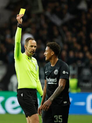 07 04 2022, football, Europa League, quarter final, Eintracht Frankfurt FC Barcelona, GER, Frankfurt am Main, Deutsche Bank Park picture v li yellow card for Tuta Eintracht Frankfurt by referee Srdjan Jovanovic Copyright: HMBxMedia xHeikoxBecker