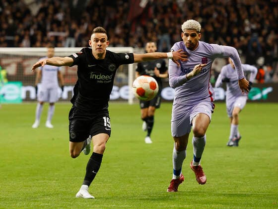 07 04 2022, football, Europa League, quarterfinal, Eintracht Frankfurt FC Barcelona, GER, Frankfurt am Main, Deutsche Bank Park picture v li Santos Borre Eintracht Frankfurt and Ronald Arauejo FC Barcelona Copyright: HMBxMedia xHeikoxBecker