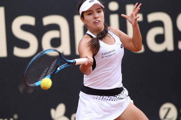 April 7, 2022, Bogota, Colombia: CAMILA OSORIO of Colombia plays during the match at the Copa Colsanitas WTA, Tennis Damen Tournament. Osorio won 6:3, 7:6. ( Bogota Colombia - ZUMAh147 20220407_zap_h147_009 Copyright: xDanielxGarzonxHerazox