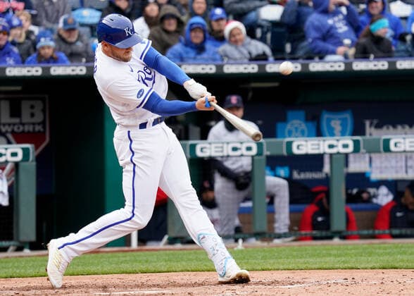 Apr 07, 2022: Kansas City Royals third baseman Hunter Dozier (17) lifts a ball deep to center field at Kauffman Stadium Kansas City, Missouri. The Kansas City Royals defeated the Cleveland Guardians 3-1. CSM. Kansas City United States - ZUMAc04_ 20220407_zaf_c04_073 Copyright: xJonxRobichaudx