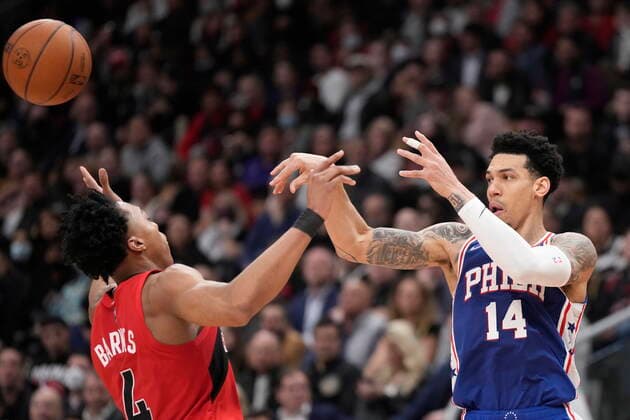 April 7, 2022, TORONTO, ON, CANADA: Philadelphia 76ers forward Danny Green (14) makes a pass over Toronto Raptors forward Scottie Barnes (4) late in the second half NBA, Basketball Herren, USA basketball action against the Philadelphia 76ers in Toronto, Thursday, April 7, 2022. Philadelphia 76ers at Toronto Raptors NBA action  - ZUMAc35_ 20220407_zaf_c35_213 Copyright: xFrankxGunnx