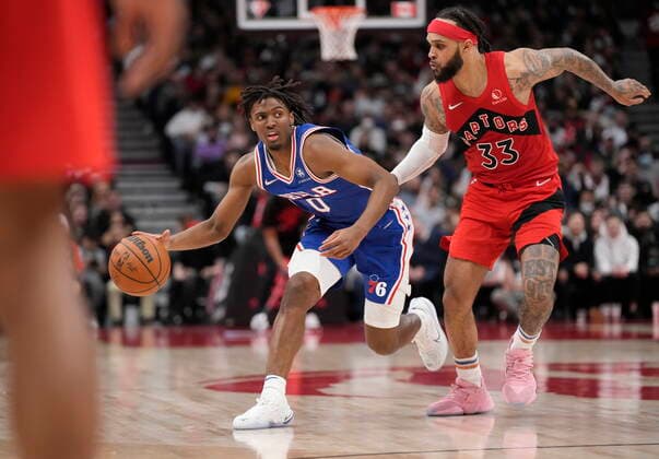 April 7, 2022, TORONTO, ON, CANADA: Philadelphia 76ers guard Tyrese Maxey (0) controls the ball as Toronto Raptors guard Gary Trent Jr. (33) defends late in the second half NBA, Basketball Herren, USA basketball action in Toronto on Thursday, April 7, 2022. Philadelphia 76ers at Toronto Raptors NBA action  - ZUMAc35_ 20220407_zaf_c35_215 Copyright: xFrankxGunnx