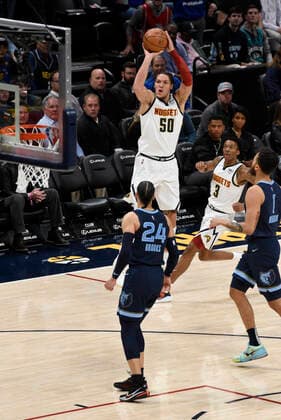 Denver Nuggets forward Aaron Gordon 50, center left, goes up for a shot as Memphis Grizzlies forward Dillon Brooks 24, left, Denver Nuggets guard Bones Hyland 3, center right, and Memphis Grizzlies forward Kyle Anderson 1, right, look on during a NBA, Basketball Herren, USA basketball game, at the Ball Arena, in Denver, US, 07 April 2022. EFE Todd Pierson Denver Nuggets vs. Memphis Grizzlies !ACHTUNG: NUR REDAKTIONELLE NUTZUNG! Copyright: xToddxPiersonx AME9771 20220408-647b243f44db380d0f3d0656ab875e674bb0587d