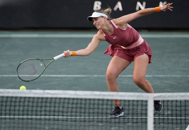 April 7, 2022: Paula Badosa (ESP) defeated Claire Liu (USA) 3-6, 7-6, 6-1, at the CreditOne Charleston Open being played at Family Circle Tennis Center in Charleston, South Carolina USA Tennisclix CSM Charleston USA - ZUMAc04_ 20220407_zaf_c04_096 Copyright: xLesliexBillmanx