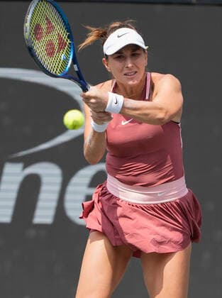 April 7, 2022: Belinda Bencic (SUI) defeated Madison Keys (USA) 6-4, 6-4 at the CreditOne Charleston Open being played at Family Circle Tennis Center in Charleston, South Carolina USA Tennisclix CSM Charleston USA - ZUMAc04_ 20220407_zaf_c04_116 Copyright: xLesliexBillmanx