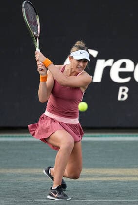 April 7, 2022: Paula Badosa (ESP) defeated Claire Liu (USA) 3-6, 7-6, 6-1, at the CreditOne Charleston Open being played at Family Circle Tennis Center in Charleston, South Carolina USA Tennisclix CSM Charleston USA - ZUMAc04_ 20220407_zaf_c04_100 Copyright: xLesliexBillmanx