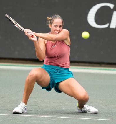 April 7, 2022: Madison Keys (USA) loses to Belinda Bencic (SUI), 6-4 6-4 at the CreditOne Charleston Open being played at Family Circle Tennis Center in Charleston, South Carolina, {USA} Tennisclix CSM Charleston USA - ZUMAc04_ 20220407_zaf_c04_106 Copyright: xLesliexBillmanx