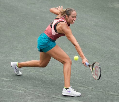 April 7, 2022: Madison Keys (USA) loses to Belinda Bencic (SUI), 6-4 6-4 at the CreditOne Charleston Open being played at Family Circle Tennis Center in Charleston, South Carolina, {USA} Tennisclix CSM Charleston USA - ZUMAc04_ 20220407_zaf_c04_107 Copyright: xLesliexBillmanx