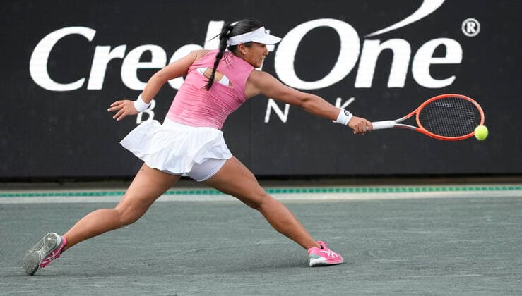 April 7, 2022: Claire Liu (USA) loses to Paula Badosa (ESP), 3-6, 7-6, 6-1 at the CreditOne Charleston Open being played at Family Circle Tennis Center in Charleston, South Carolina, {USA} Tennisclix CSM Charleston USA - ZUMAc04_ 20220407_zaf_c04_128 Copyright: xLesliexBillmanx
