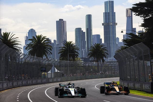44 HAMILTON Lewis (gbr), Mercedes AMG F1 Team W13, 04 NORRIS Lando (gbr), McLaren F1 Team MCL36, action during the Formula 1 Heineken Australian Grand Prix 2022, 3rd round of the 2022 FIA Formula One World Championship, WM, Weltmeisterschaft on the Albert Park Circuit, from April 8 to 10, 2022 in Melbourne, Australia - F1 - AUSTRALIAN GRAND PRIX 2022 DPPI Panoramic 00122008_AV6_0578.JPG_