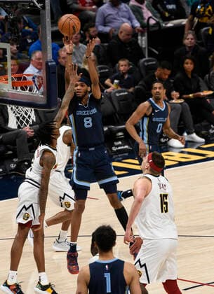 Memphis Grizzlies forward Ziaire Williams 8, center, goes up for a shot against Denver Nuggets guard Bones Hyland 3, left, as Denver Nuggets guard Will Barton 5, center left, Memphis Grizzlies guard De Anthony Melton 0, center right, Denver Nuggets center Nikola Jokic 15, right, and Memphis Grizzlies forward Kyle Anderson 1, foreground, look on during the third quarter at the Ball Arena in Denver, US, 07 April 2022. EFE Todd Pierson Denver Nuggets vs. Memphis Grizzlies !ACHTUNG: NUR REDAKTIONELLE NUTZUNG! Copyright: xToddxPiersonx AME9812 20220408-79947885df7c831cbf25c8c1b1ec7f3127bdac3a