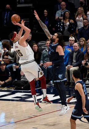 Denver Nuggets center Nikola Jokic 15, left, goes up for a shot against Memphis Grizzlies center Steven Adams 4, center, as Memphis Grizzlies guard Tyus Jones 21, right, looks on during the third quarter at the Ball Arena in Denver, US, 07 April 2022. EFE Todd Pierson Denver Nuggets vs. Memphis Grizzlies !ACHTUNG: NUR REDAKTIONELLE NUTZUNG!  Copyright: xToddxPiersonx AME9815 20220408-2cb74aa52f789ed1f161873c4c8c9ed6fba4c97e