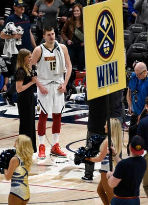 Sport Bilder des Tages Denver Nuggets center Nikola Jokic 15 is the first player in NBA, Basketball Herren, USA history to have 2,000 points, 1,000 rebounds, and 500 assists. He attained this record Thursday evening against the Memphis Grizzlies. Denver Nuggets center Nikola Jokic 15, gets interviewed after the Denver Nuggets defeated the Memphis Grizzlies, 122-109 at the Ball Arena in Denver, US, 07 April 2022. EFE Todd Pierson Denver Nuggets vs. Memphis Grizzlies !ACHTUNG: NUR REDAKTIONELLE NUTZUNG! Copyright: xToddxPiersonx AME9833 20220408-1f24b3146881cb3e8bbc1647168d88aed3d15d32
