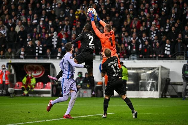 in duel, action, with Evan Ndicka 2 Eintracht Frankfurt , Marc Andre ter Stegen 1 FC Barcelona , Martin Hinteregger 13 Eintracht Frankfurt , Eintracht Frankfurt vs FC Barcelona, Europa League, quarterfinal, first leg, 07 04 2022 Copyright: xkolbert-press MarcxNiemeyerx