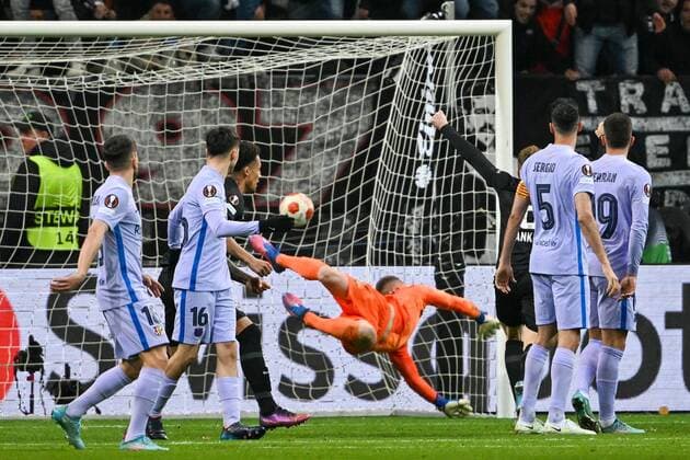 Marc Andre ter Stegen 1 FC Barcelona gets the goal to 1 0 by Ansgar Knauff 36 Eintracht Frankfurt , Eintracht Frankfurt vs FC Barcelona, Europa League, quarterfinals, first leg, 07 04 2022 Copyright: xkolbert-press MarcxNiemeyerx