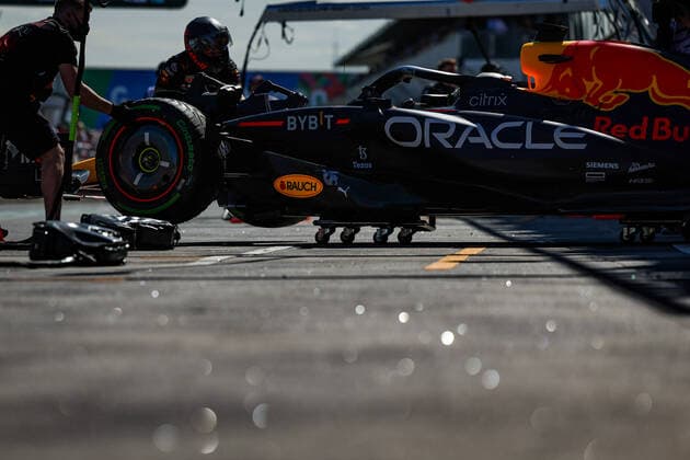 01 VERSTAPPEN Max (nld), Red Bull Racing RB18, action pitlane during the Formula 1 Heineken Australian Grand Prix 2022, 3rd round of the 2022 FIA Formula One World Championship, WM, Weltmeisterschaft on the Albert Park Circuit, from April 8 to 10, 2022 in Melbourne, Australia - F1 - AUSTRALIAN GRAND PRIX 2022 DPPI Panoramic  20220408_GOOD4983